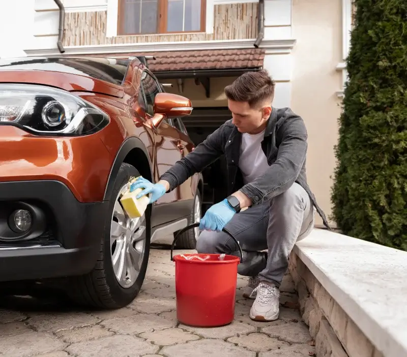 Lavage auto à domicile Le Brethon : professionnel intervenant sur un véhicule